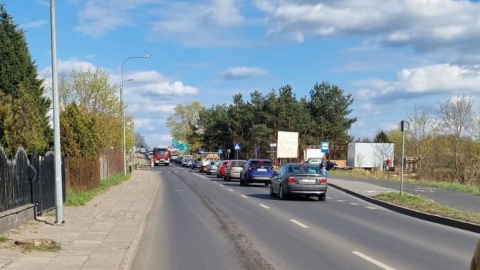 Trwa usuwanie rozlanego oleju napędowego na ul. Płockiej we Włocławku/fot. KM PSP Włocławek