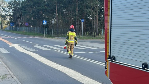 Trwa usuwanie rozlanego oleju napędowego na ul. Płockiej we Włocławku/fot. KM PSP Włocławek