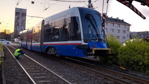 Służby pracują nad postawieniem pojazdu na tory/fot. Marcin Kupczyk