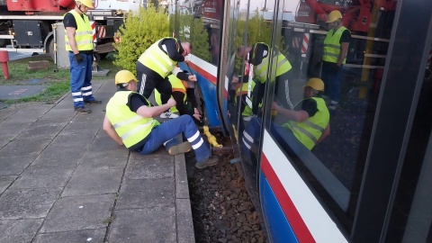 Służby pracują nad postawieniem pojazdu na tory/fot. Marcin Kupczyk