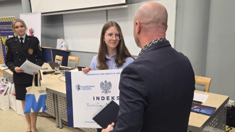 Nagroda główna - indeks na uczelnię wyższą - powędrowała do Karoliny Idzik z I Liceum Ogólnokształcącego z Nakła nad Notecią/fot. Mariusz Luda