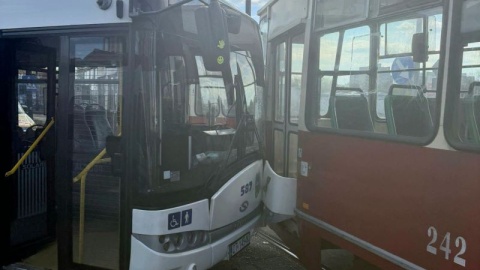 Zderzenie tramwaju i miejskiego autobusu w Toruniu/fot. KM PSP Toruń