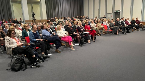 Prawie 3 tysiące dzieci z naszego regionu doznało w ubiegłym roku przemocy - wynika z danych Kujawsko-Pomorskiego Urzędu Wojewódzkiego. O tym problemie rozmawiali między innymi przedstawiciele służb społecznych, wymiaru sprawiedliwości, oświaty czy policji/fot. Natasza Trzebuchowska