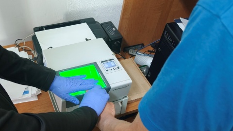 Dzielnicowi zatrzymali sprawcę włamania do punktu gastronomicznego food truck i do automatu typu „Bokser"/fot. KPP Mogilno