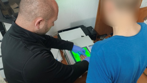 Dzielnicowi zatrzymali sprawcę włamania do punktu gastronomicznego food truck i do automatu typu „Bokser"/fot. KPP Mogilno