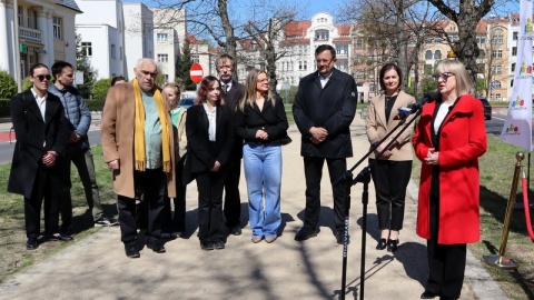 Poczet Dębów Honorowych w alei Ossolińskich upamiętnia osoby i wydarzenia ważne dla Bydgoszczy/fot. Tatiana Adonis