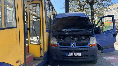Zderzenia dostawczaka z tramwajem w Toruniu/fot. KM PSP Touń