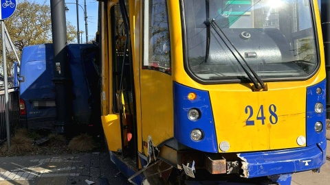 Zderzenia dostawczaka z tramwajem w Toruniu/fot. KM PSP Touń