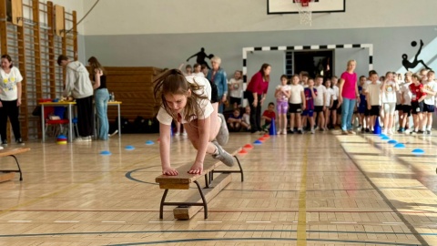 Prawie 250 najmłodszych uczniów Szkoły Podstawowej nr 14 w Bydgoszczy bierze udział w wyjątkowej olimpiadzie sportowej/fot. Izabela Langner