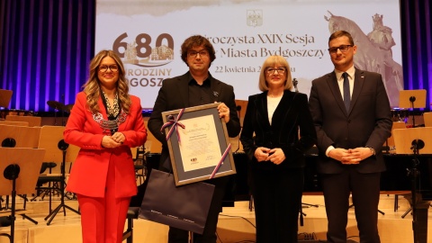 Podczas uroczystego posiedzenia uhonorowano osoby i instytucje szczególnie zasłużone dla miasta. / Fot. Tatiana Adonis