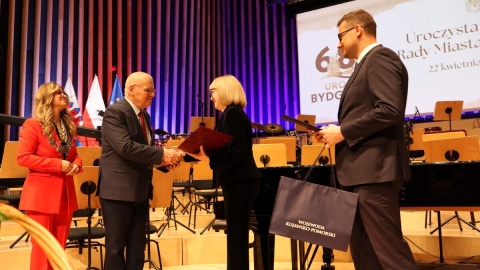 Podczas uroczystego posiedzenia uhonorowano osoby i instytucje szczególnie zasłużone dla miasta. / Fot. Tatiana Adonis
