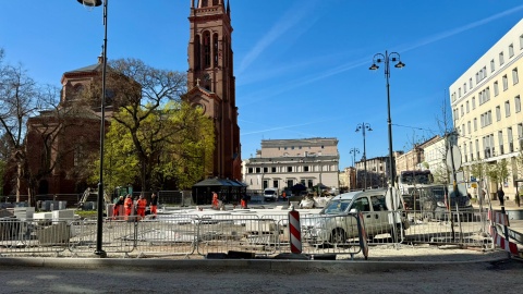 W nocy z czwartku na piątek na Plac Wolności przewieziono pierwsze pawilony kwiaciarni i rozpoczął się ich montaż na przygotowanych wcześniej fundamentach/fot. Izabela Langner
