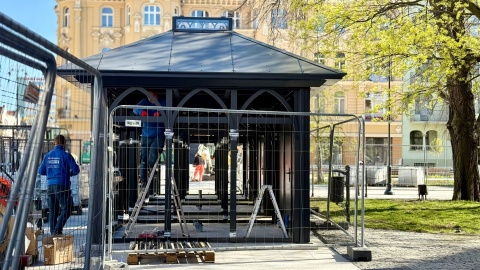 W nocy z czwartku na piątek na Plac Wolności przewieziono pierwsze pawilony kwiaciarni i rozpoczął się ich montaż na przygotowanych wcześniej fundamentach/fot. Izabela Langner