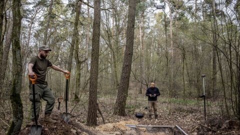 W trakcie prac terenowych, prowadzonych w marcu i kwietniu w lasach w okolicach Bydgoszczy, natrafiono na nieoznaczone groby masowe oraz ślady działań mających na celu zatarcie śladów zbrodni w ramach Aktion 1005/fot. IPN