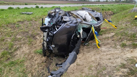 Auto wypadło z drogi w Latkowie. Poszkodowani to troje dzieci i kierowca /fot. KM PSP Inowrocław