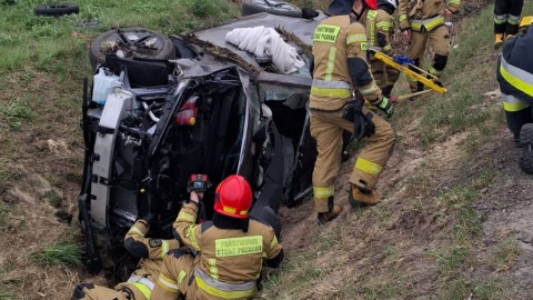 Auto wypadło z drogi w Latkowie. Poszkodowani to troje dzieci i kierowca /fot. KM PSP Inowrocław