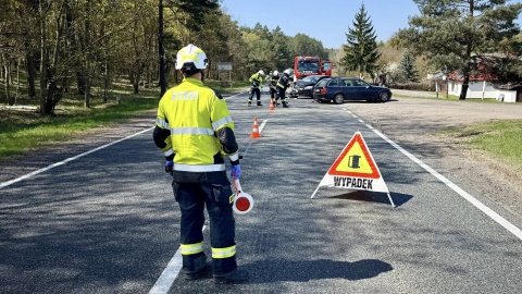 W sobotę około godz. 12:00, na 292. kilometrze drogi krajowej nr 10 doszło do zdarzenia drogowego, w którym zderzyły się dwa samochody osobowe/fot. OSP Solec Kujawski