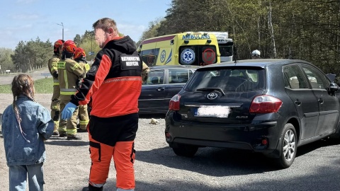 W sobotę około godz. 12:00, na 292. kilometrze drogi krajowej nr 10 doszło do zdarzenia drogowego, w którym zderzyły się dwa samochody osobowe/fot. OSP Solec Kujawski