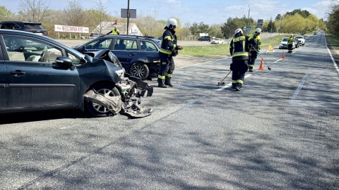 W sobotę około godz. 12:00, na 292. kilometrze drogi krajowej nr 10 doszło do zdarzenia drogowego, w którym zderzyły się dwa samochody osobowe/fot. OSP Solec Kujawski