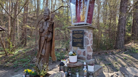 Na Łączkę Papieską można dostać się nie tylko kajakiem. / Fot. Marcin Doliński