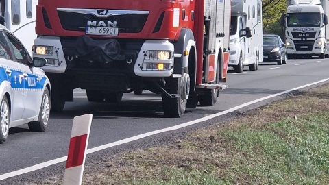 Ładunek przebił kabinę ciężarówki na DK25. Doszło od wycieku oleju napędowego/fot. Facebook/OSP Strzelno