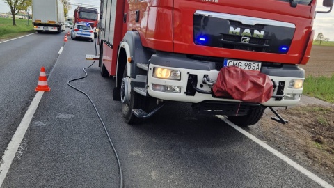 Ładunek przebił kabinę ciężarówki na DK25. Doszło od wycieku oleju napędowego/fot. Facebook/OSP Strzelno