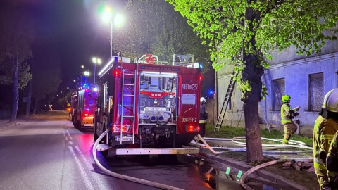 Jak poinformowali Polskie Radio PiK strażacy - spłonął pustostan, konkretnie dach i sufit budynku/Fot. KP PSP MOGILNO