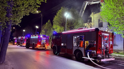 Jak poinformowali Polskie Radio PiK strażacy - spłonął pustostan, konkretnie dach i sufit budynku/Fot. KP PSP MOGILNO