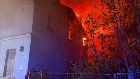 Jak poinformowali Polskie Radio PiK strażacy - spłonął pustostan, konkretnie dach i sufit budynku/Fot. KP PSP MOGILNO