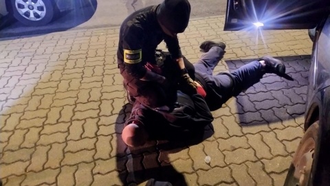 Funkcjonariusze z Bydgoszczy wiedzieli, że grupa pseudokibiców jednego z bydgoskich klubów sportowych pojedzie do Solca Kujawskiego, żeby zniszczyć kompleks garaży swoimi malowidłami i zorganizować ustawkę/Fot. policja