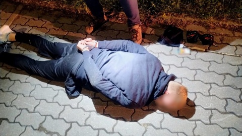 Funkcjonariusze z Bydgoszczy wiedzieli, że grupa pseudokibiców jednego z bydgoskich klubów sportowych pojedzie do Solca Kujawskiego, żeby zniszczyć kompleks garaży swoimi malowidłami i zorganizować ustawkę/Fot. policja