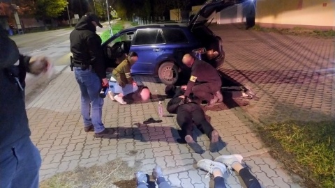 Funkcjonariusze z Bydgoszczy wiedzieli, że grupa pseudokibiców jednego z bydgoskich klubów sportowych pojedzie do Solca Kujawskiego, żeby zniszczyć kompleks garaży swoimi malowidłami i zorganizować ustawkę/Fot. policja