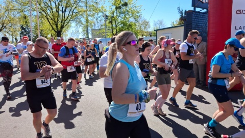 Biegacze na starcie Półmaratonu Śladami Bronka Malinowskiego. / Fot. Marcin Doliński