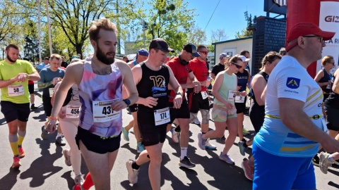 Biegacze na starcie Półmaratonu Śladami Bronka Malinowskiego. / Fot. Marcin Doliński