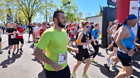 Biegacze na starcie Półmaratonu Śladami Bronka Malinowskiego. / Fot. Marcin Doliński