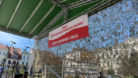 W samo południe na bydgoskim Starym Rynku zaczęła się uroczystość z okazji 235. rocznicy uchwalenia Konstytucji 3 Maja połączona z patriotycznym festynem/fot. Natasza Trzebuchowska