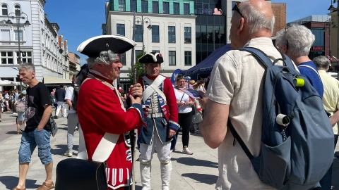 W samo południe na bydgoskim Starym Rynku zaczęła się uroczystość z okazji 235. rocznicy uchwalenia Konstytucji 3 Maja połączona z patriotycznym festynem/fot. Natasza Trzebuchowska
