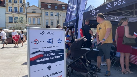 W samo południe na bydgoskim Starym Rynku zaczęła się uroczystość z okazji 235. rocznicy uchwalenia Konstytucji 3 Maja połączona z patriotycznym festynem/fot. Natasza Trzebuchowska