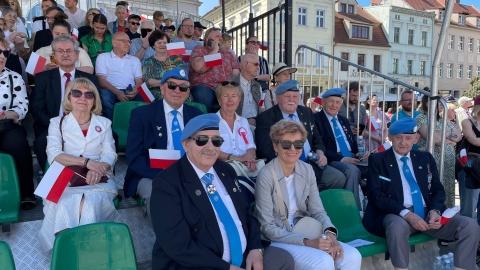 W samo południe na bydgoskim Starym Rynku zaczęła się uroczystość z okazji 235. rocznicy uchwalenia Konstytucji 3 Maja połączona z patriotycznym festynem/fot. Natasza Trzebuchowska