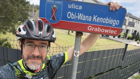 Redaktor Polskiego Radia PiK Tomasz Bielicki pod tabliczką oznaczającą ulicę Obi-Wana Kenobiego/fot. Tomasz Bielicki