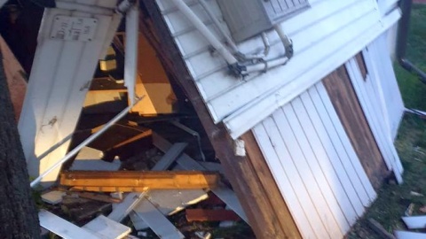 60-latka uszkodziła ścianę drewnianego sklepu spożywczego w Radziejowie/fot. KPP w Radziejowie