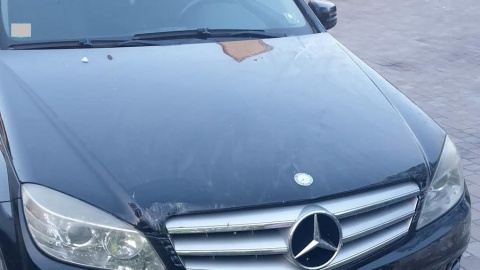 60-latka uszkodziła ścianę drewnianego sklepu spożywczego w Radziejowie/fot. KPP w Radziejowie