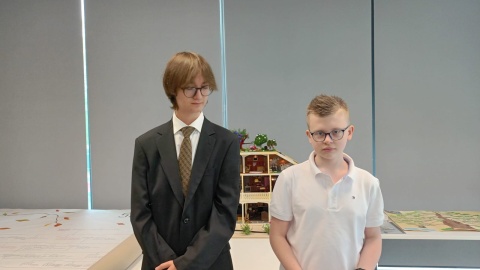 Na zdjęciu od lewej: Szymon Wojtasiak i Jan Frątczak. Wojewódzka edycja konkursu genealogicznego bydgoskiego Archiwum Państwowego pt. „Bez korzeni nie zakwitniesz". Poziom prac był bardzo wysoki/fot. Monika Siwak