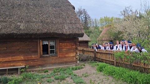 Jedna z grup dziecięco-młodzieżowych Zespołu Pieśni i Tańca Ziemi Bydgoskiej podczas sesji zdjęciowej w Muzeum Etnograficznych w Toruniu/fot. Magdalena Gill