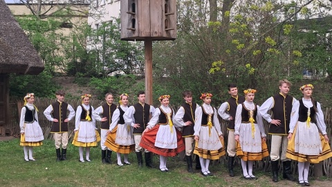 Jedna z grup dziecięco-młodzieżowych Zespołu Pieśni i Tańca Ziemi Bydgoskiej podczas sesji zdjęciowej w Muzeum Etnograficznych w Toruniu/fot. Magdalena Gill