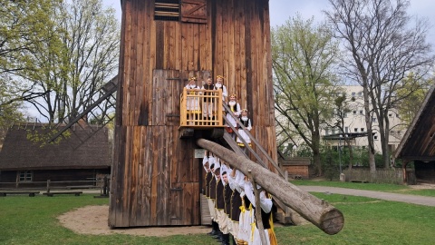 Jedna z grup dziecięco-młodzieżowych Zespołu Pieśni i Tańca Ziemi Bydgoskiej podczas sesji zdjęciowej w Muzeum Etnograficznych w Toruniu/fot. Magdalena Gill