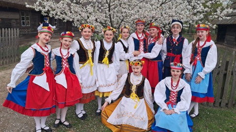 Jedna z grup dziecięco-młodzieżowych Zespołu Pieśni i Tańca Ziemi Bydgoskiej podczas sesji zdjęciowej w Muzeum Etnograficznych w Toruniu/fot. Magdalena Gill