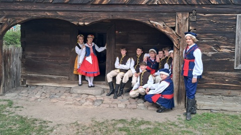 Jedna z grup dziecięco-młodzieżowych Zespołu Pieśni i Tańca Ziemi Bydgoskiej podczas sesji zdjęciowej w Muzeum Etnograficznych w Toruniu/fot. Magdalena Gill
