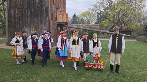 Jedna z grup dziecięco-młodzieżowych Zespołu Pieśni i Tańca Ziemi Bydgoskiej podczas sesji zdjęciowej w Muzeum Etnograficznych w Toruniu/fot. Magdalena Gill