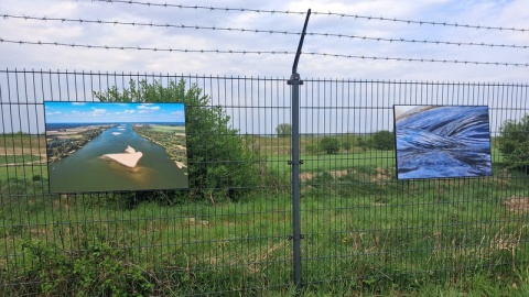 Ekspozycja „Rzeźbione rzeką" jest efektem trwającego 44 dni flisu po Wiśle w ramach projektu „Łączymy Polskę” w 2024 roku/fot. Iwona Muszytowska-Rzeszotek